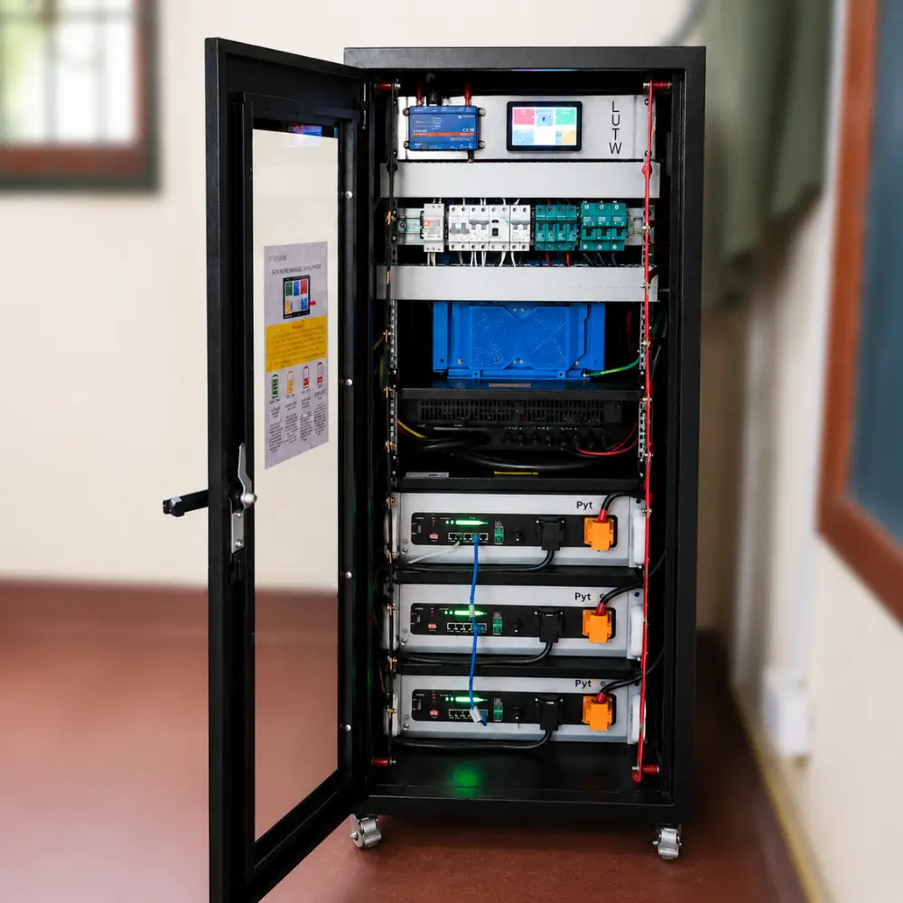 The solar battery storage system installed by LUTW at the Fe y Alegría 74 school in Nieva in 2026.